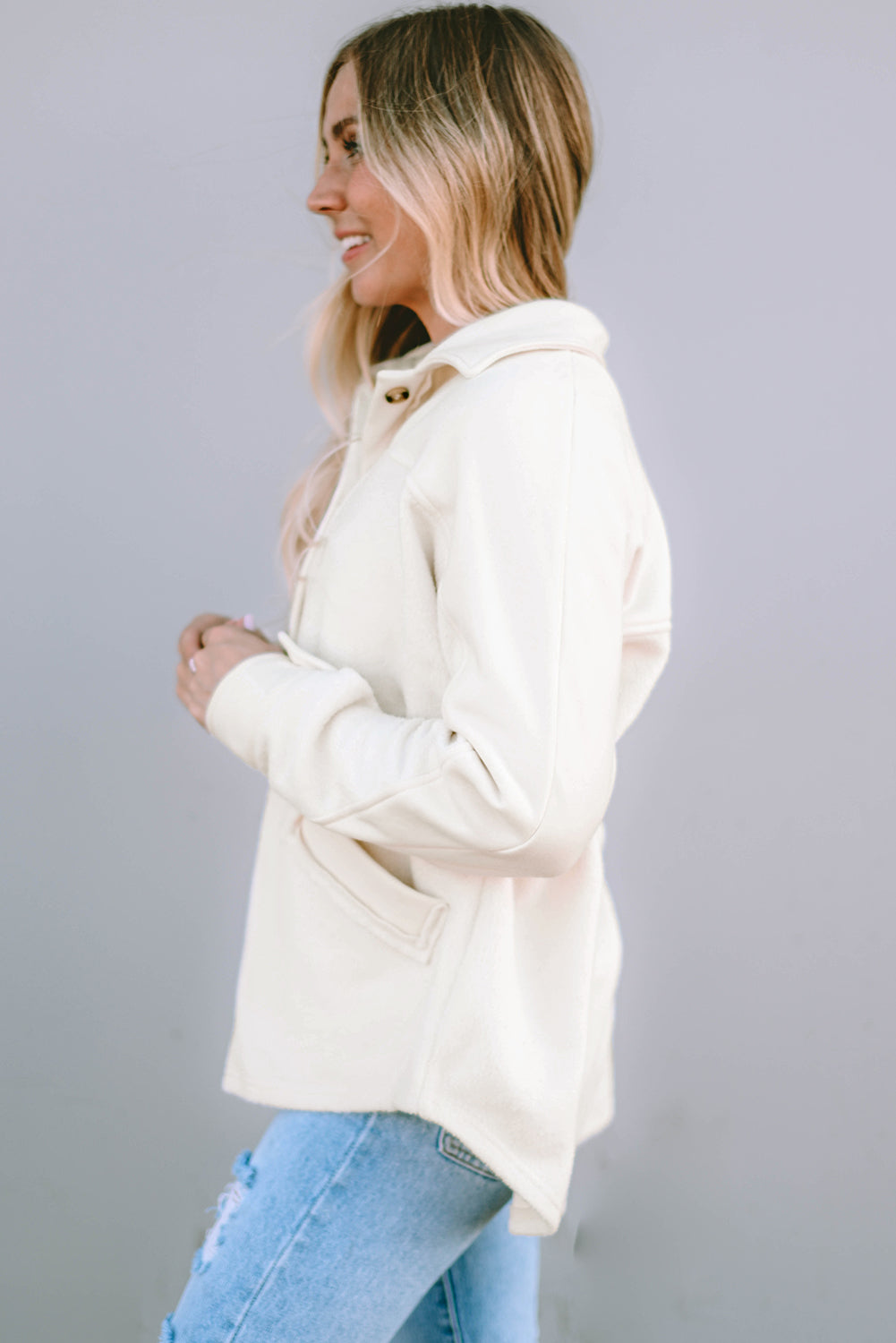 Beige knopfleiste mit nähten tasche rohsaum jacke