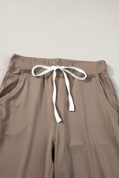 Dunkelbraune jogginghose mit taschen und kordelzug an der taille