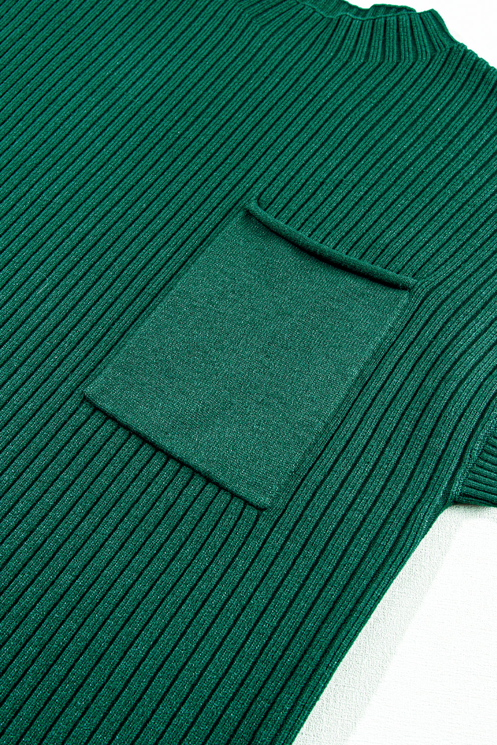 Schwarzgrüne aufgesetzte taschen aus rippenstrick mit kurzen ärmeln pulloverkleid