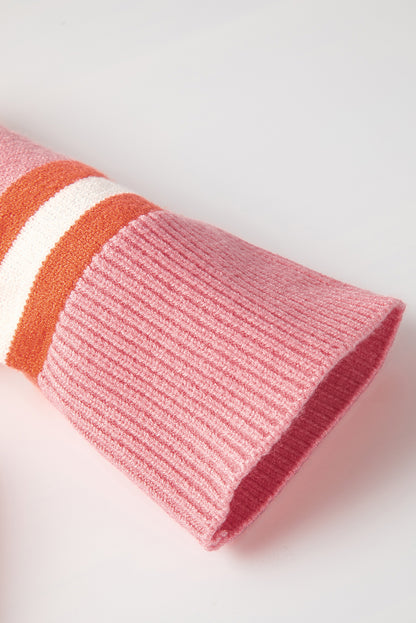 Rosa gestreifter strickpullover mit schulterknöpfen