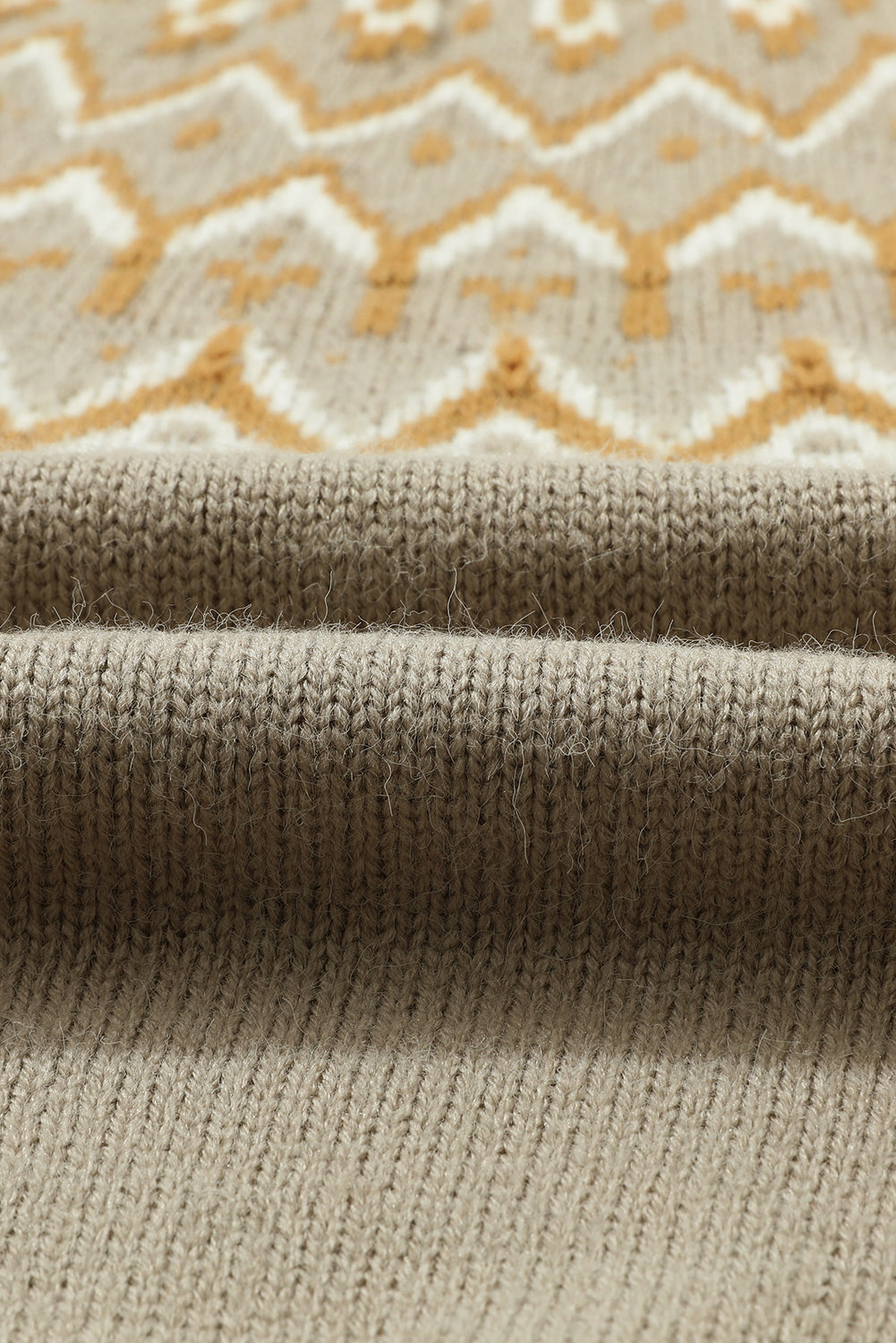 Grauer pullover mit geometrischem muster und geripptem rundhalsausschnitt