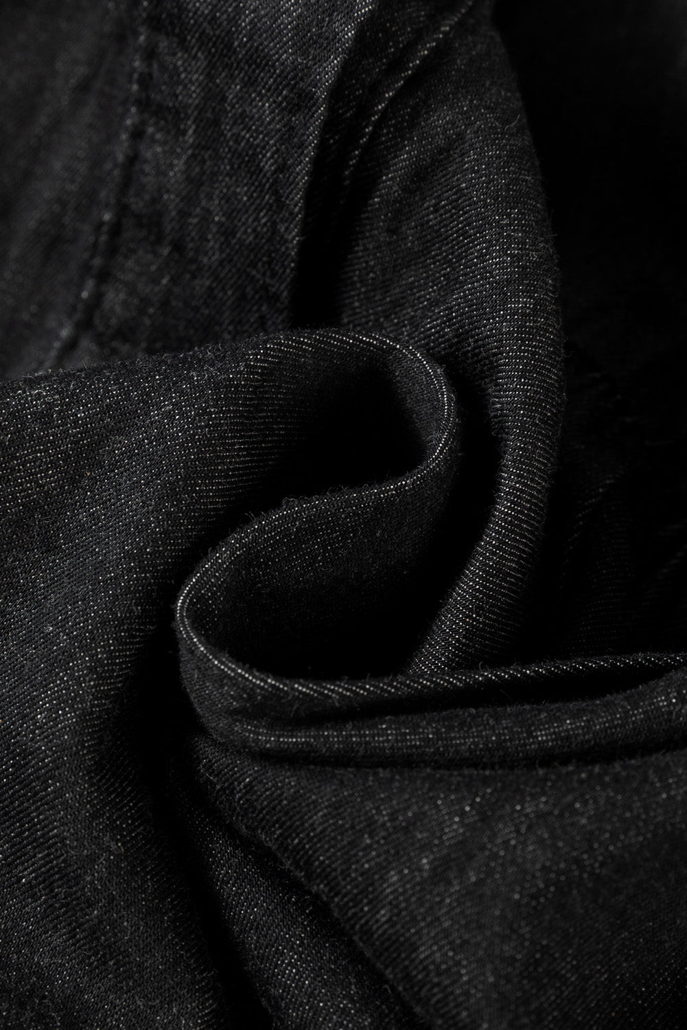 Schwarzes chambray minikleid mit gerafften 3/4-ärmeln und geschlitztem v-ausschnitt
