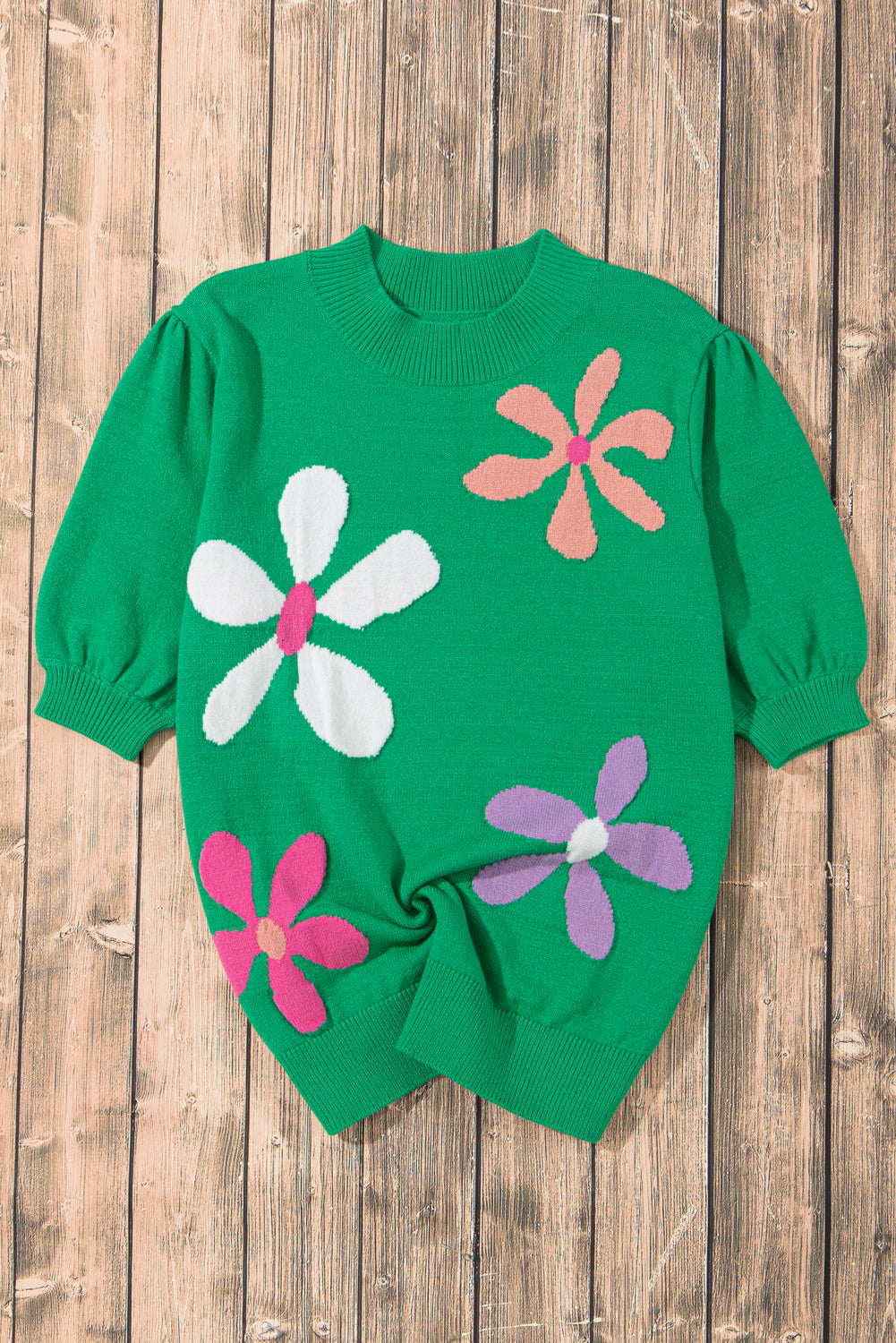 Leuchtend grüner, geblümter kurzarmpullover mit blasen