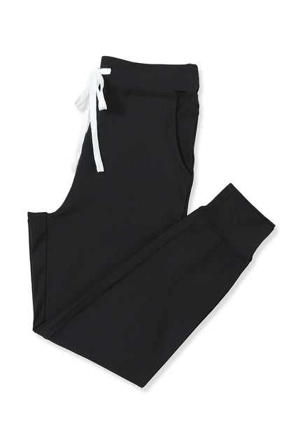 Schwarze jogginghose mit kordelzug an der taille