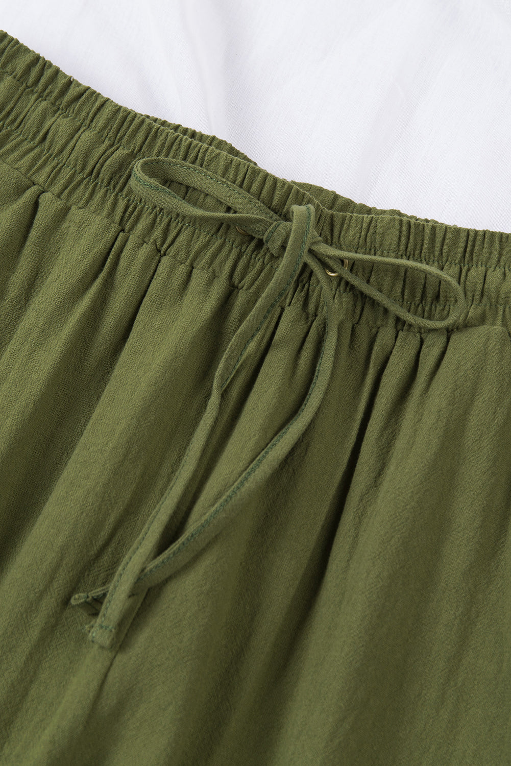 Grüne hose mit kordelzug und elastischer taille lange, gerade hosenbeine
