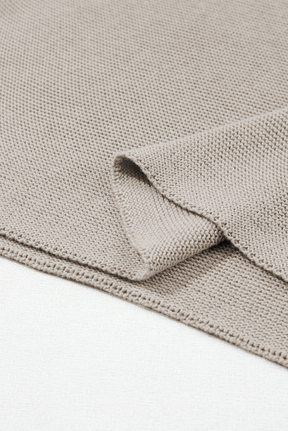 Aprikosenfarbener pullover mit hohem hals und kurzen fledermausärmeln