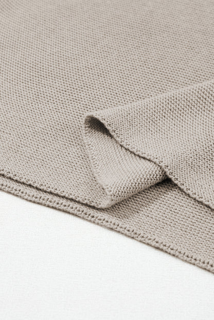 Aprikosenfarbener pullover mit hohem hals und kurzen fledermausärmeln