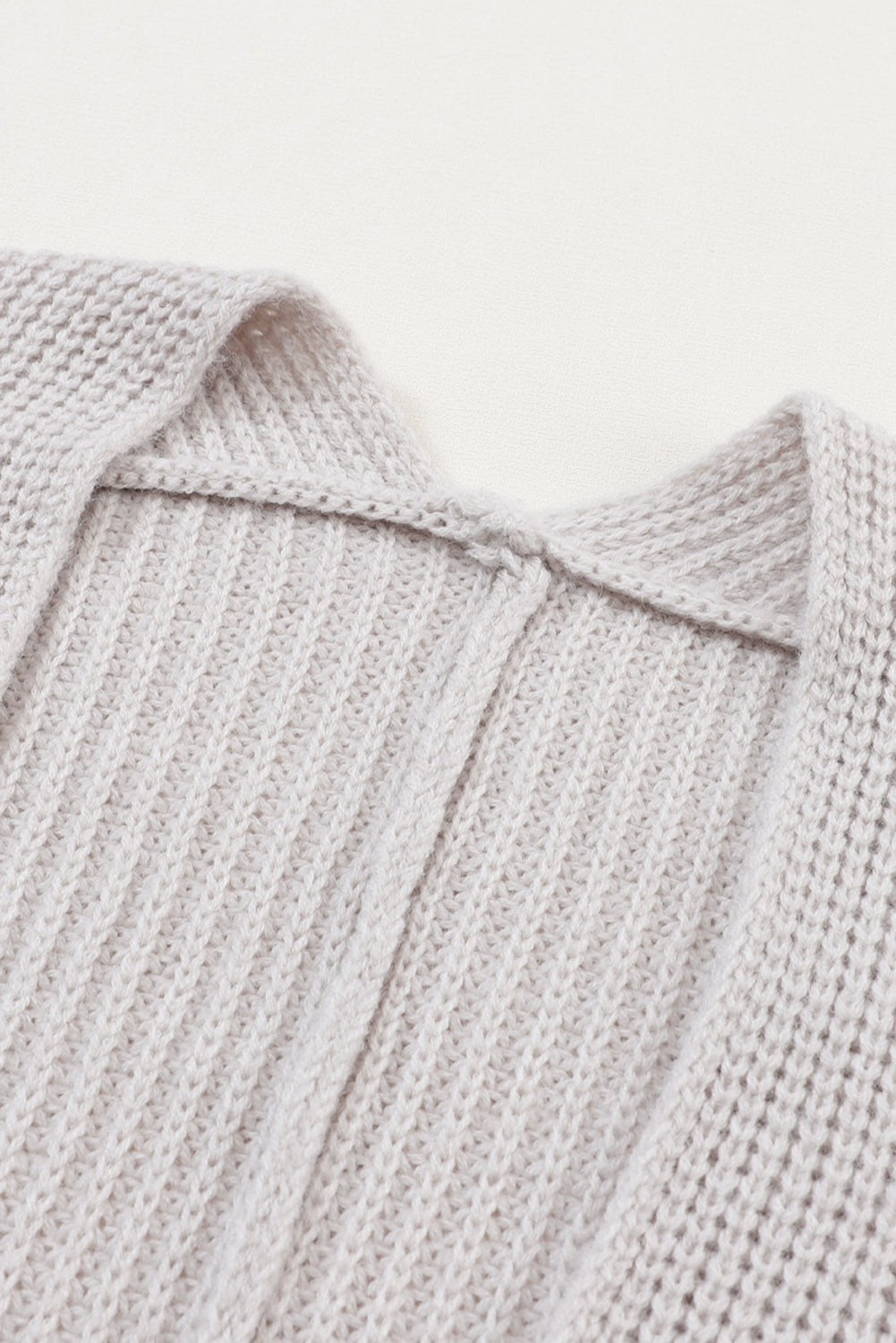 Grauer übergroßer pullover mit umgeschlagenen ärmeln cardigan