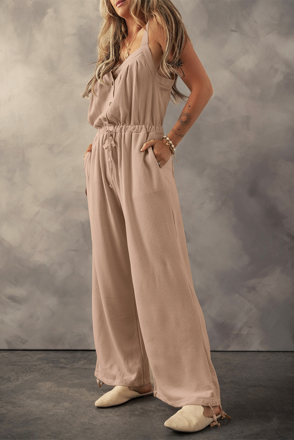 Blass khakifarbener jumpsuit mit geknoteten trägern und strukturiertem kordelzug