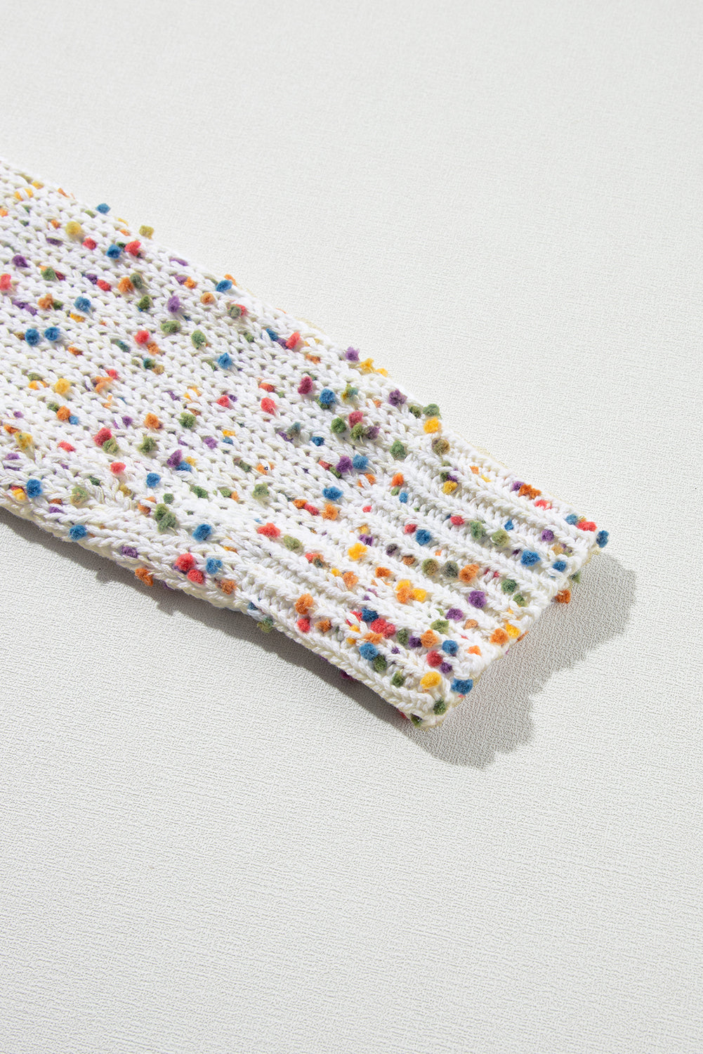 Weiße regenbogen-popcorn-sprenkel strickjacke mit offener vorderseite