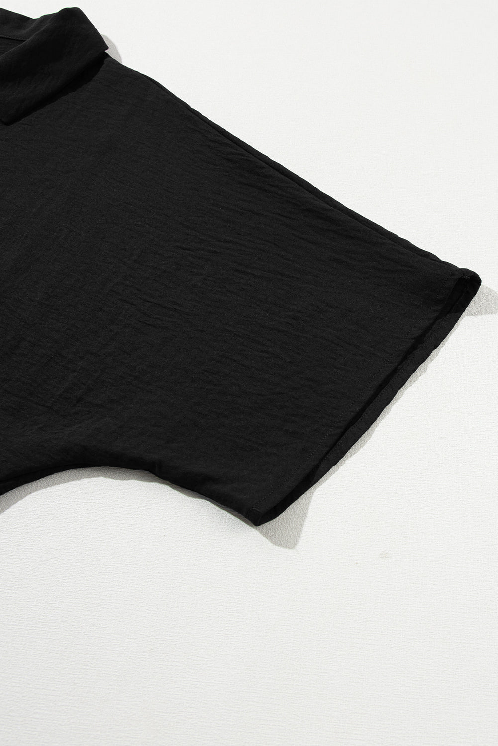 Schwarzer strampler mit halber knopfleiste