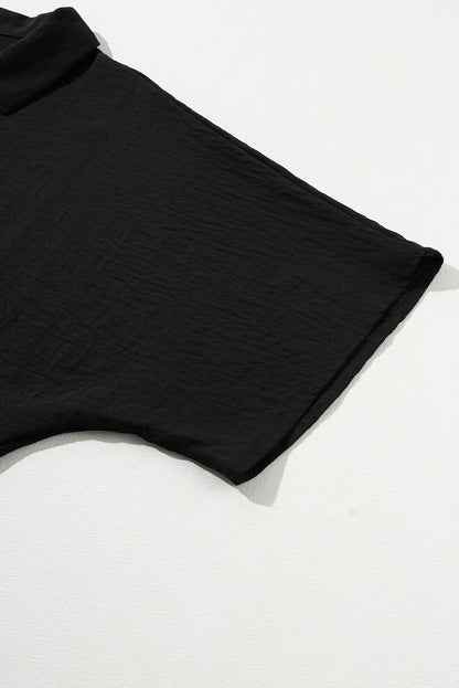 Schwarzer strampler mit halber knopfleiste