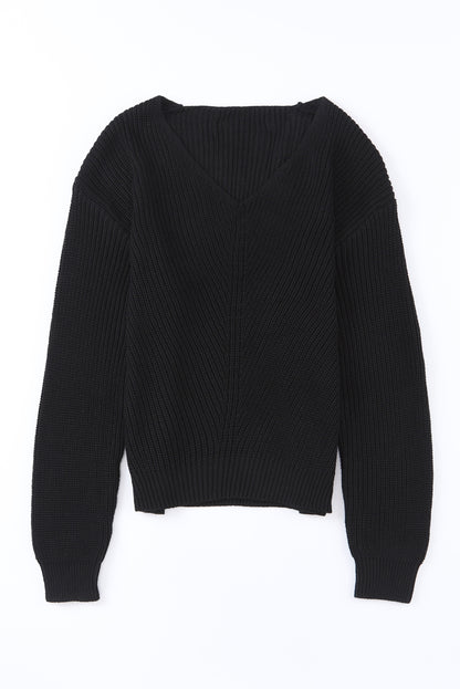 Schwarzer pullover mit v-ausschnitt aus rippenstrick