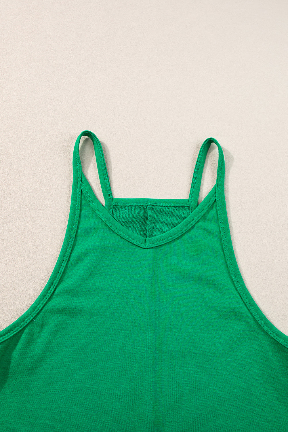 Hellgrüner ärmelloser jersey-strampler mit v-ausschnitt und taschen