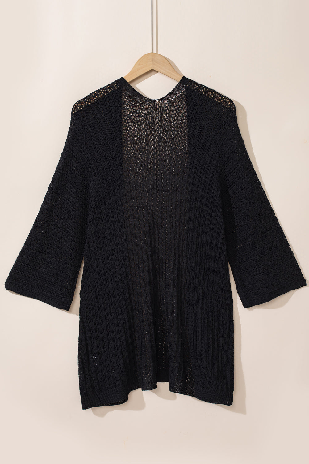 Schwarze strickjacke mit ausgehöhlten armbändern und ärmeln