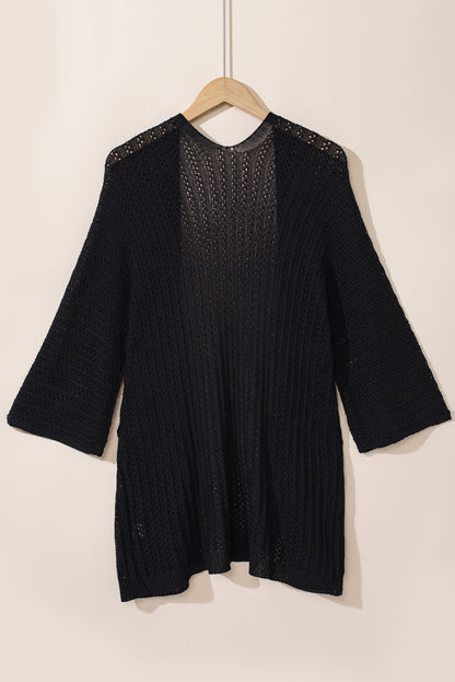 Schwarze strickjacke mit ausgehöhlten armbändern und ärmeln