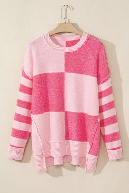 Rosa karierter, gestreifter, hochgeschlossener pullover mit farbblockmuster