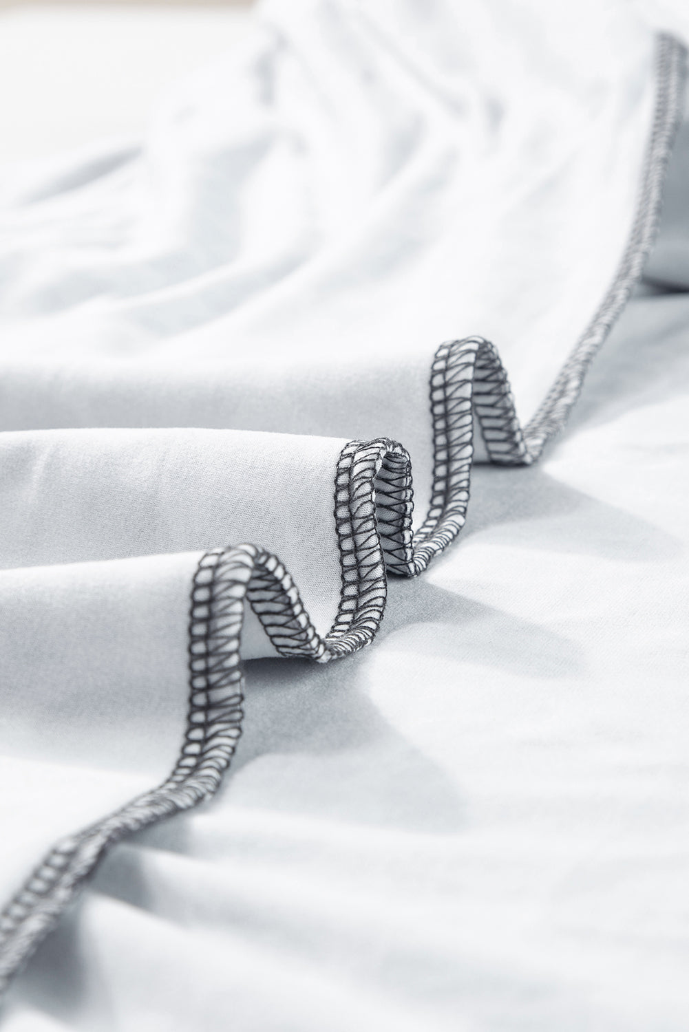 Schwarzes langärmeliges maxikleid mit leopardenmuster