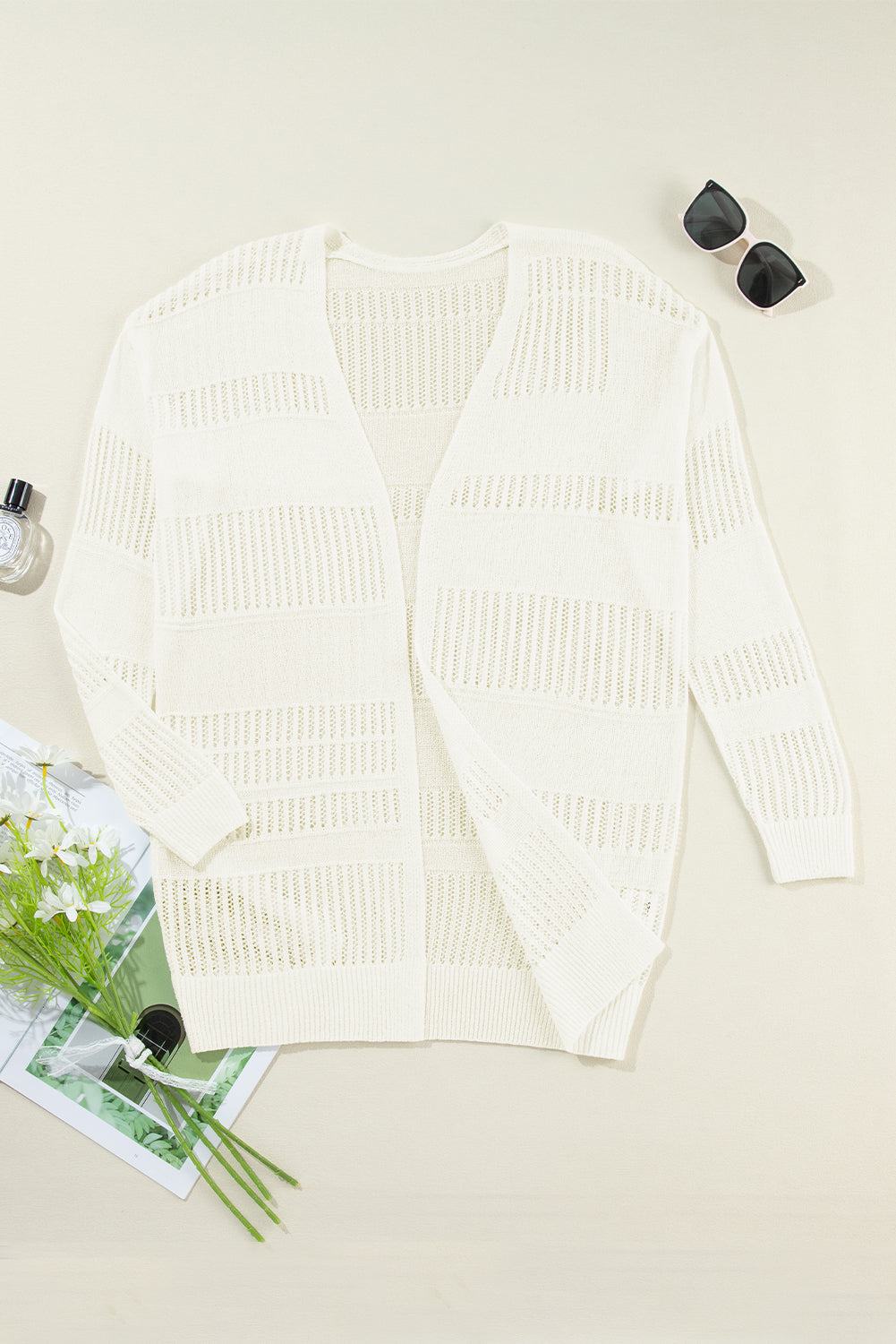 Weiße, einfarbige, leichte, offen gestrickte tunika-strickjacke