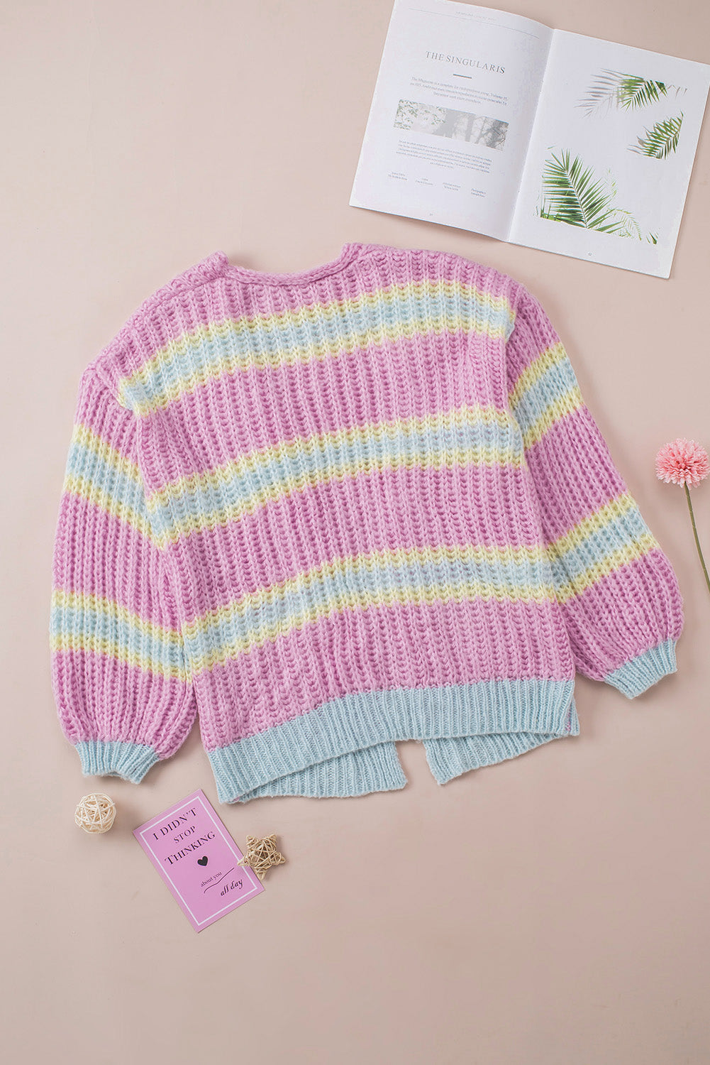 Rosa gestreifte strickjacke mit offener vorderseite und kontraststreifen