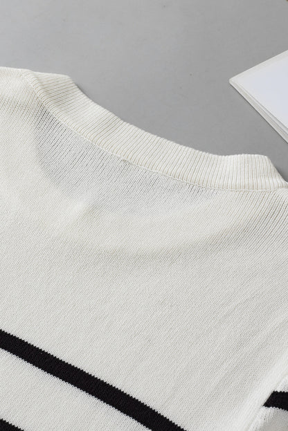 Weißes gestreiftes strick-t-shirt mit halben ärmeln