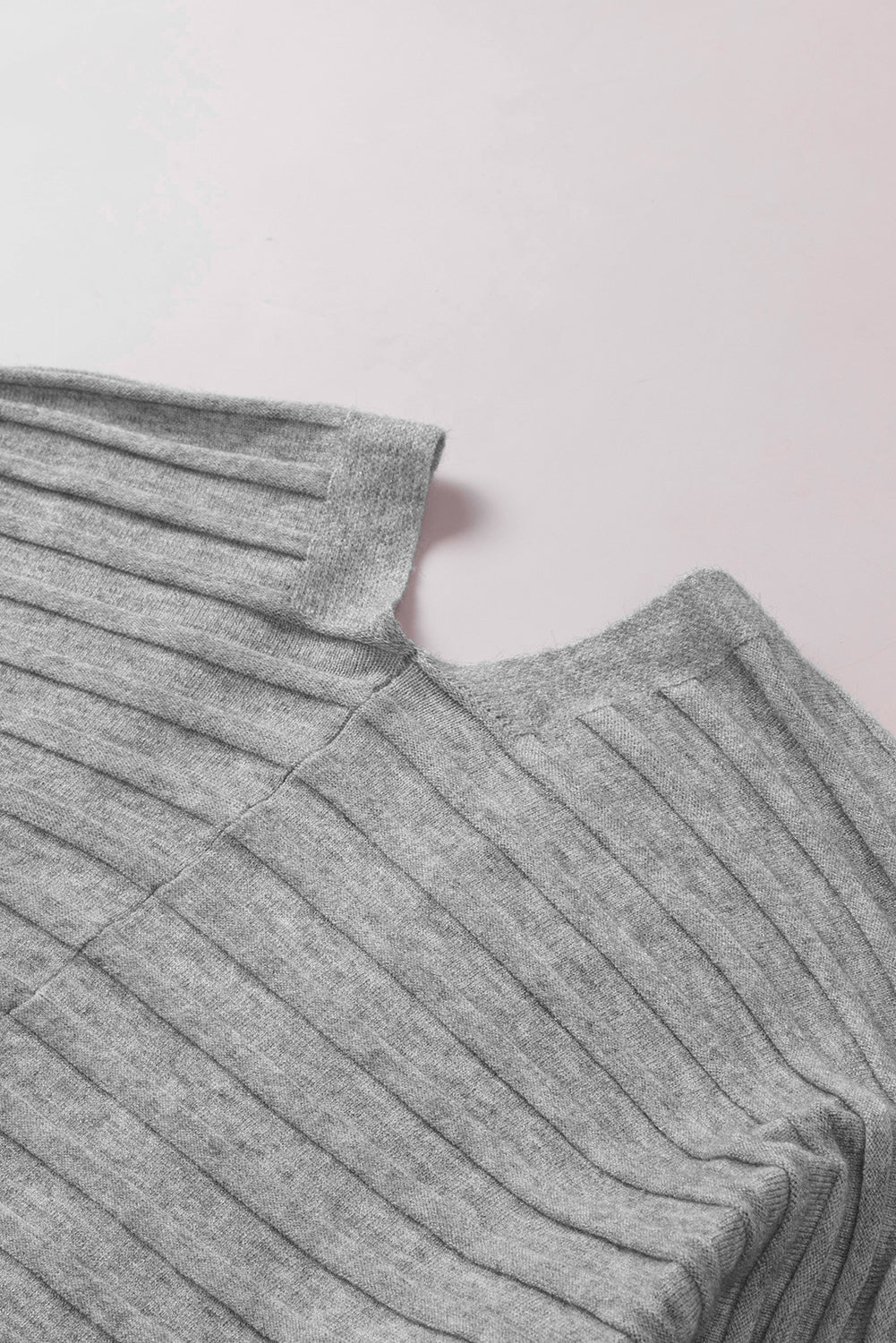 Grauer gerippter strickcardigan mit offener vorderseite