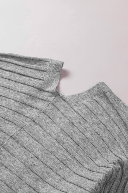 Grauer gerippter strickcardigan mit offener vorderseite