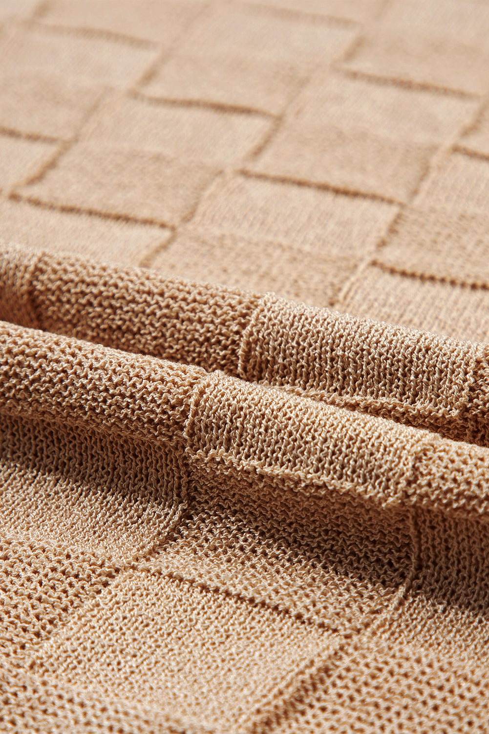 Rauchgrauer strickpullover mit kurzen ärmeln in gitterstruktur
