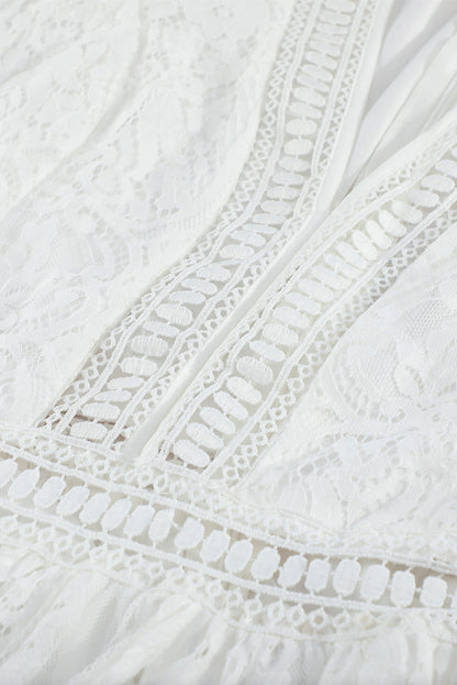 Weißes maxikleid mit v-ausschnitt und hoher taille aus spitze
