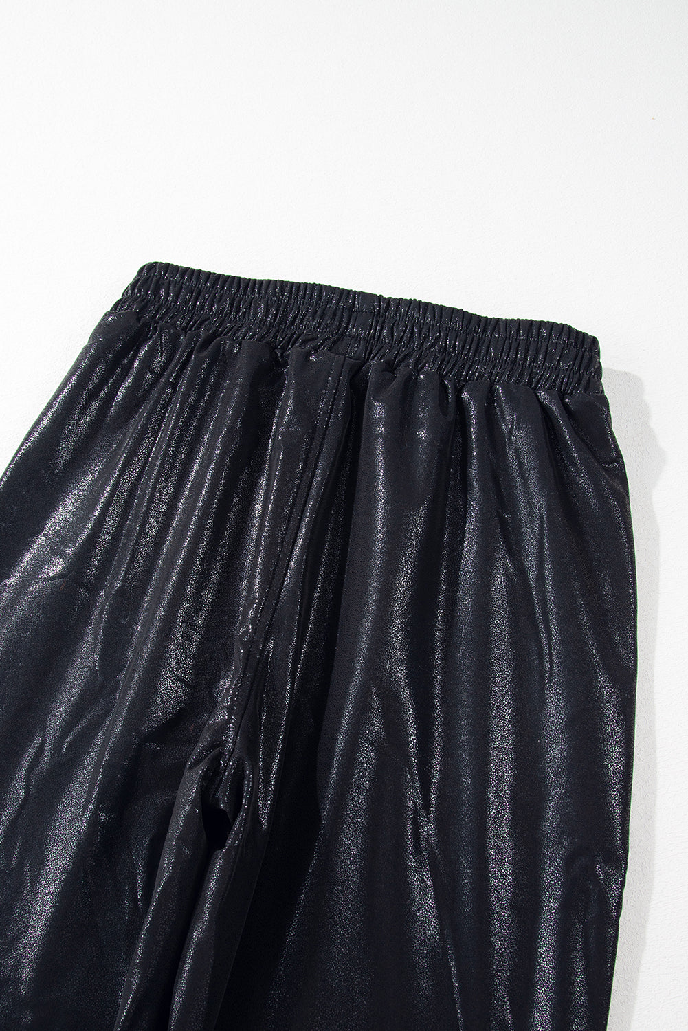 Schwarze kiesel-jogger mit elastischer taille