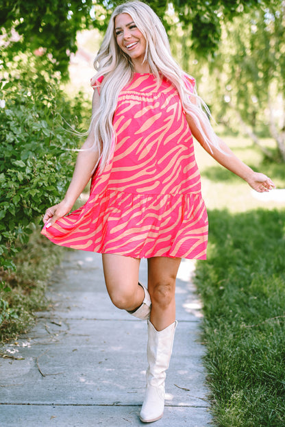Rosa zebrastreifen bedrucktes kleid mit rüschenbesatz und taschen