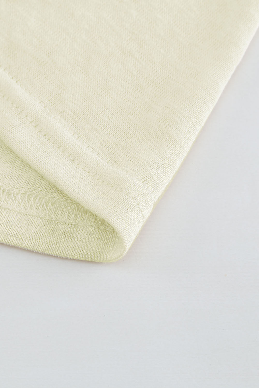 Beigefarbene strickjacke mit knöpfen und offener vorderseite