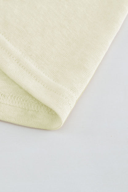 Beigefarbene strickjacke mit knöpfen und offener vorderseite