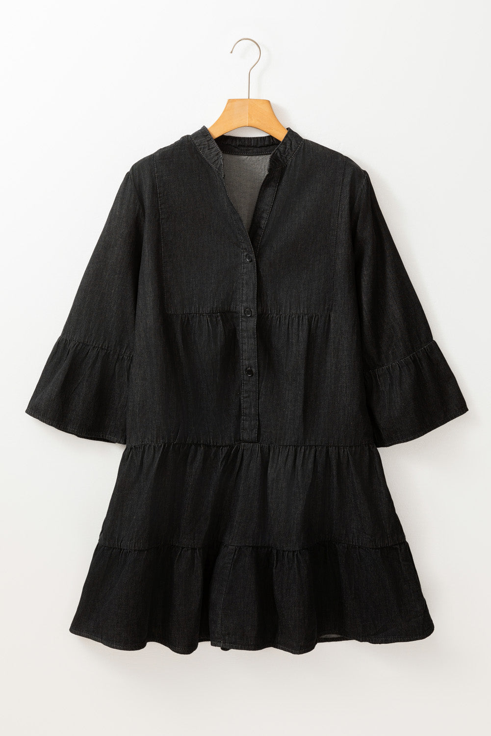 Schwarzes chambray minikleid mit gerafften 3/4-ärmeln und geschlitztem v-ausschnitt