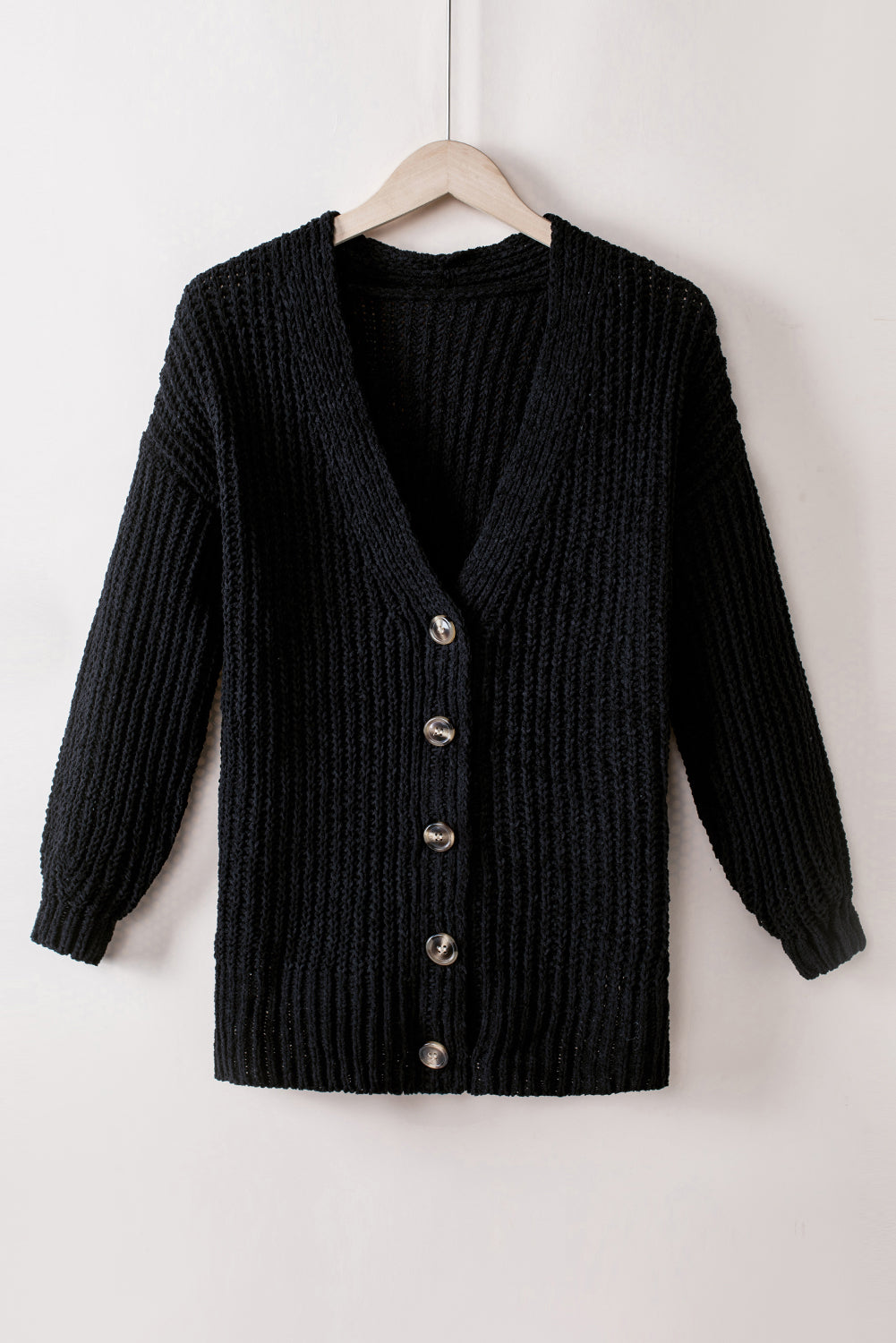 Schwarzer strickcardigan mit knöpfen an der vorderseite und hängeschultern