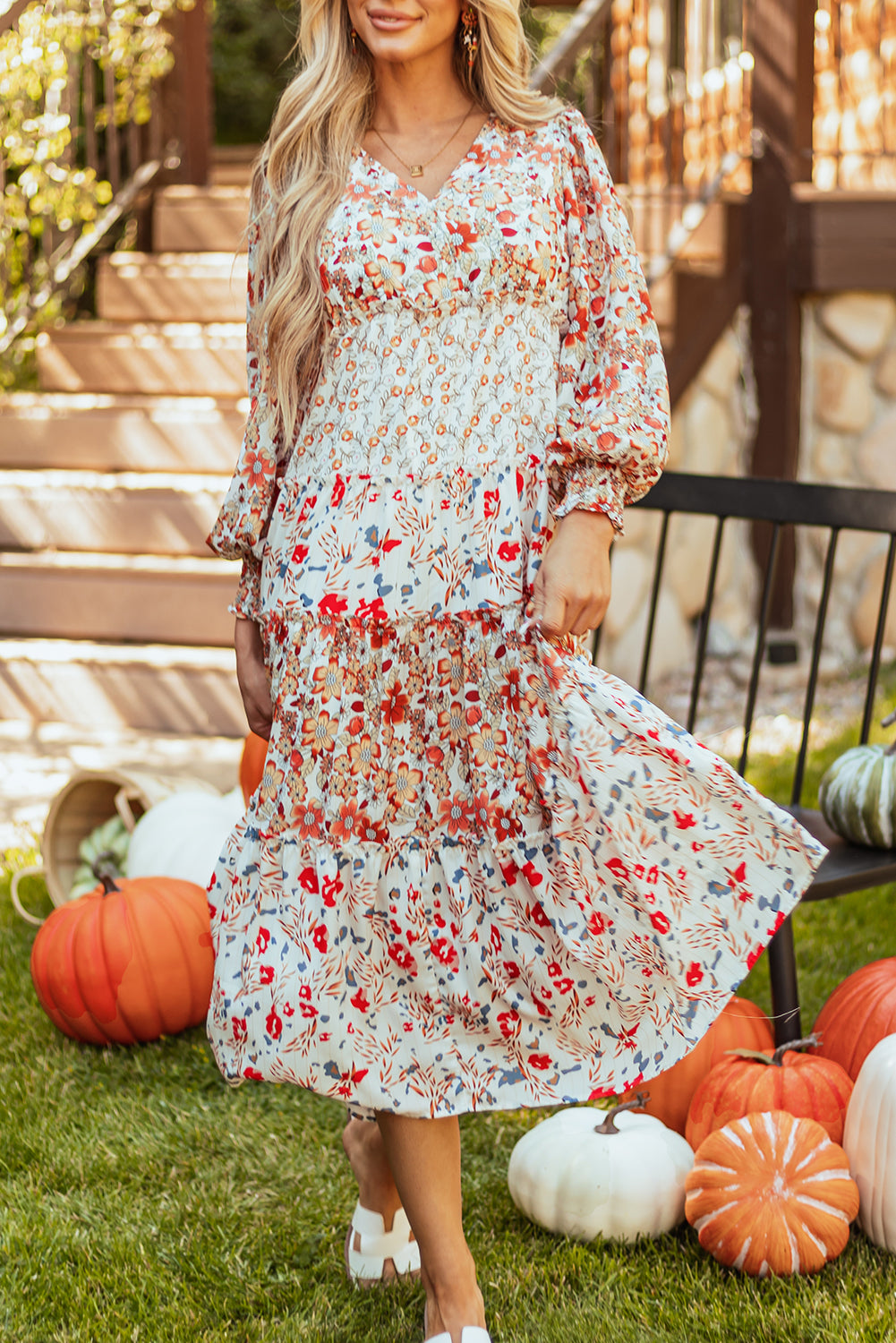 Khakifarbenes langarm-midikleid mit blumenmuster und gerafftem v-ausschnitt
