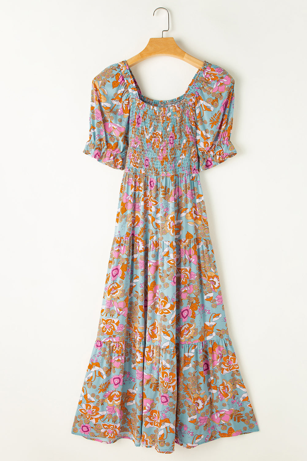 Gelbes kleid mit gesmoktem oberteil, hoher taille und puffärmel mit blumenmuster