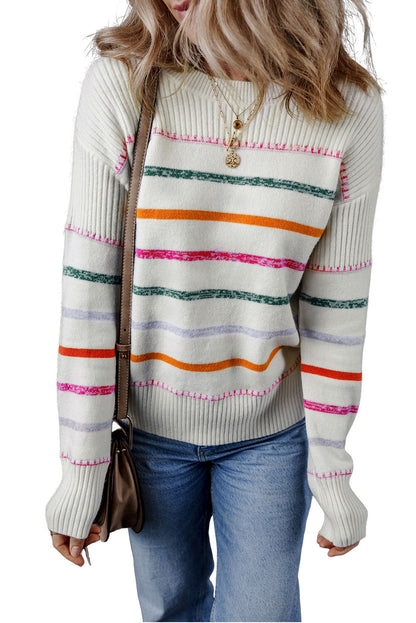 Weißer bunt gestreifter pullover mit rippstrickmuster