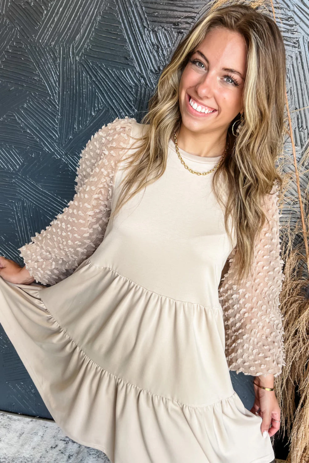 Beige verschönertes kleid mit puffärmeln und gestufter a-linie