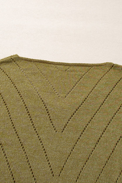 Salbeigrüner pullover mit v-ausschnitt und tropfenschulter in ösenform