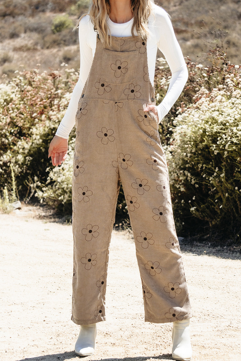 Khakifarbener kord-overall mit blumendruck