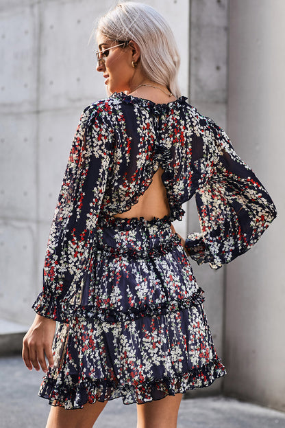 Blaues kleid mit rüschenbesatz und offenem rücken mit blumenmuster