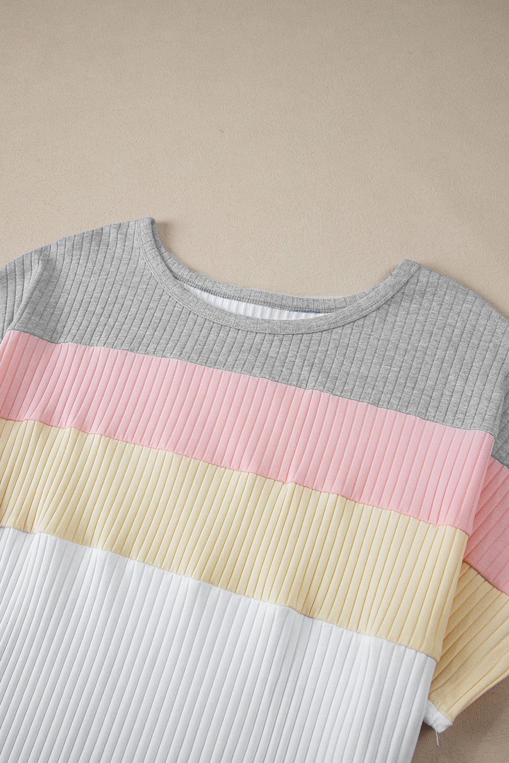 Weißes colorblock-patchwork-shirt mit gerippten batwing-ärmeln plus-t-shirt