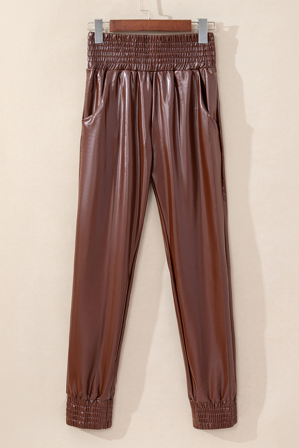 Braune gesmokte leder-skinny-hose mit hoher taille