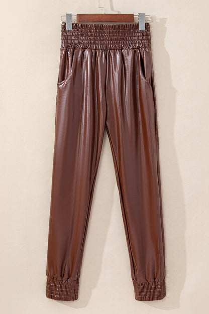 Braune gesmokte leder-skinny-hose mit hoher taille