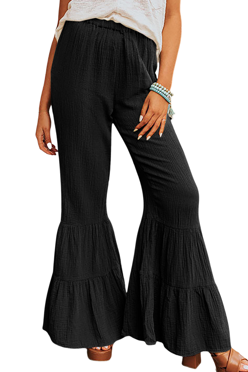Schwarze strukturierte hose mit hoher taille und gerafftem glockenboden