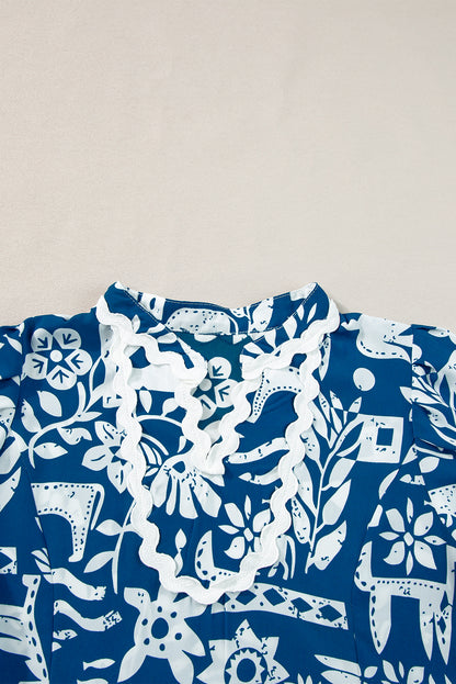 Blaues Kleid mit geteiltem Halsausschnitt und Rüschenbesatz mit Blumenmuster