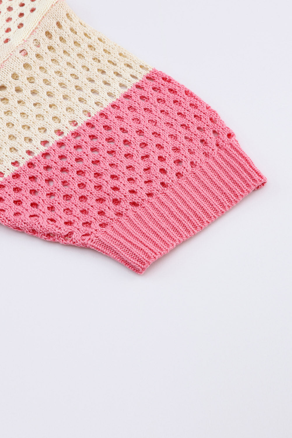 Rosa gerippte kurzarm-strickjacke mit ombre-ösen