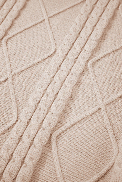 Pergamentfarbener kabelstrickpullover mit rollkragen und langen ärmeln