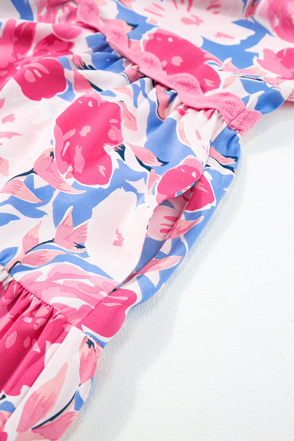 Rosa floral bedrucktes v gekerbtes ric rac kleid mit flatterärmeln